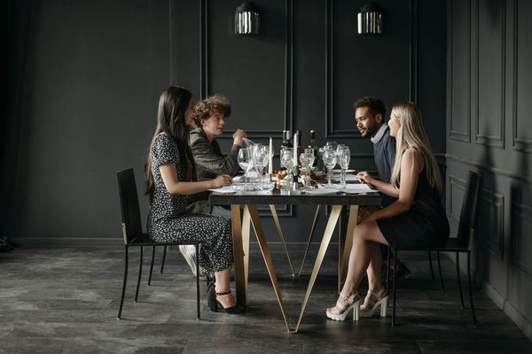 L'ensemble table et chaise 4 personnes pour vos repas conviviaux