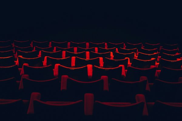 Comment aménager une petite salle de cinéma familiale dans un espace réduit avec un budget limité ?