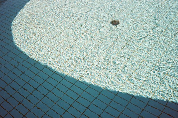 Quels sont les avantages des revêtements en céramique thermosensible pour le fond de la piscine ?